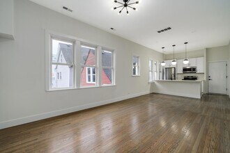 2137 N Maplewood Ave in Chicago, IL - Building Photo - Building Photo