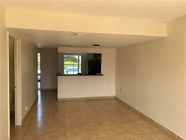 3910 NW 90th Ave in Sunrise, FL - Foto de edificio - Building Photo