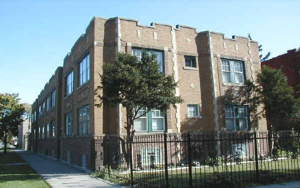 6221-6235 W Wabansia Ave in Chicago, IL - Building Photo