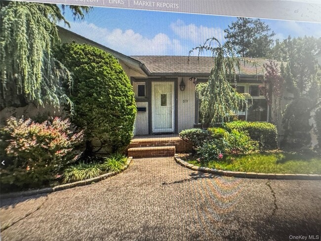 571 Richmond Rd in East Meadow, NY - Building Photo - Building Photo