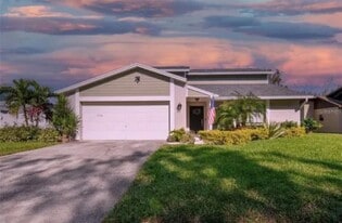 1326 Corner Oaks Dr in Brandon, FL - Building Photo