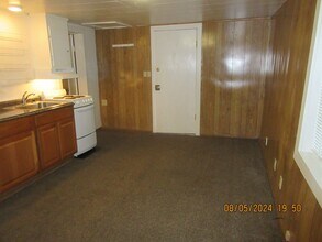 1977 Beach Ave NE in Salem, OR - Building Photo - Building Photo