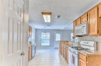 7110 Yardley Dr in Katy, TX - Foto de edificio - Building Photo