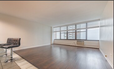6030 N Sheridan Rd, Unit 2108 in Chicago, IL - Building Photo - Building Photo
