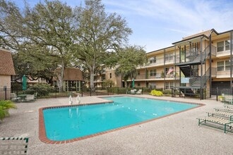 2732 Whitney Pl, Unit 209 in Metairie, LA - Foto de edificio - Building Photo