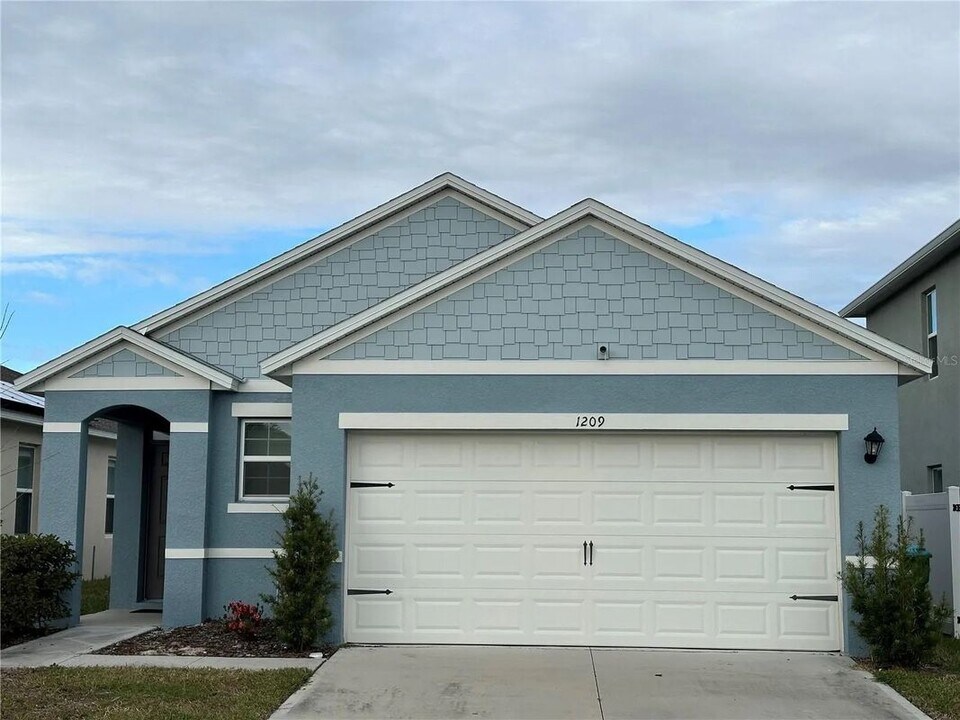 1209 August Sky Dr in Deltona, FL - Building Photo