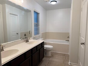 958 Oak Glen Dr in Willis, TX - Foto de edificio - Building Photo