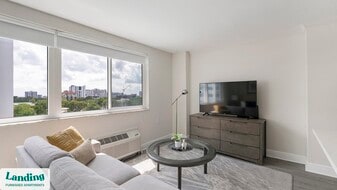 305 Dr. M.L.K. Jr St S in St. Petersburg, FL - Building Photo