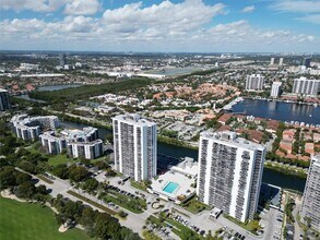 3675 N Country Club Dr in Aventura, FL - Building Photo - Building Photo