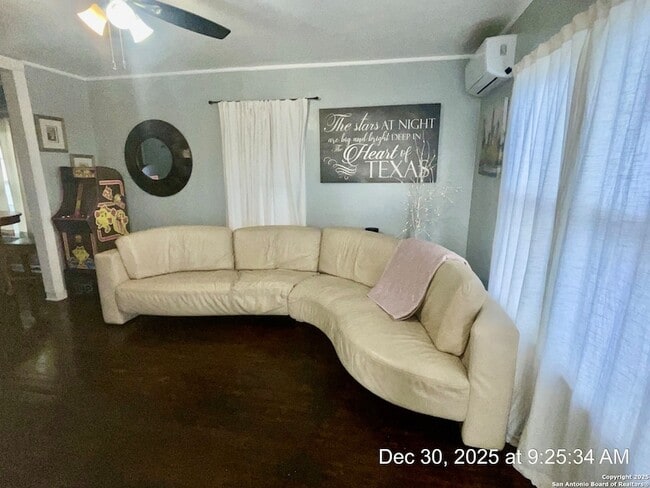 1010 Gardina St in San Antonio, TX - Building Photo - Building Photo