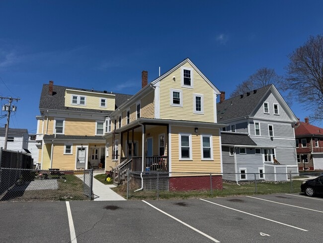 17 Whitman Ave, Unit 2R in Whitman, MA - Building Photo - Building Photo