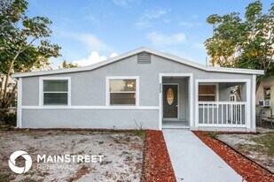 525 Braddock St S in St. Petersburg, FL - Building Photo