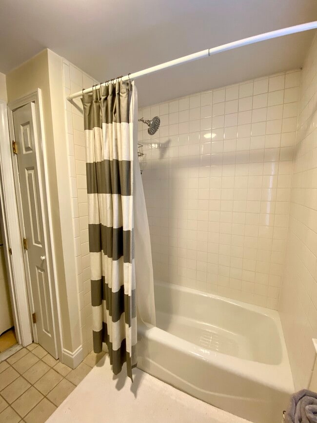 975 Chestnut St, Unit 1 in Newton, MA - Building Photo - Building Photo