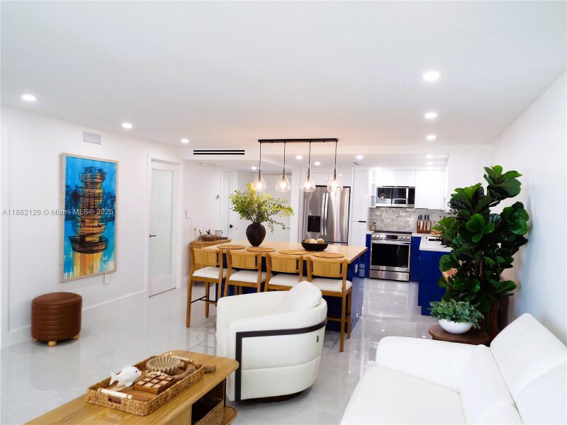 5701 Collins Ave in Miami Beach, FL - Building Photo