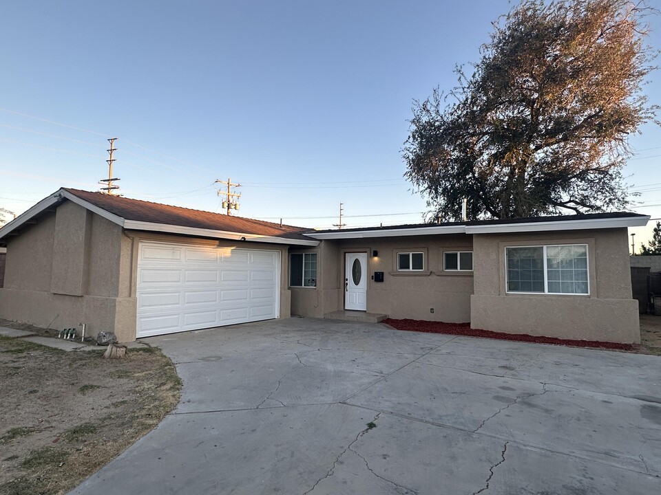 1016 Ave J 14 in Lancaster, CA - Building Photo