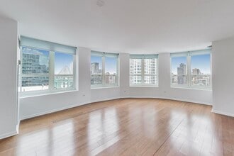 345 N La Salle Dr in Chicago, IL - Foto de edificio - Building Photo