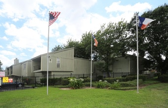 Catalyst Oakwood Gardens Condos in Houston, TX - Building Photo - Building Photo