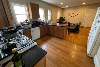 6 Warner St, Unit 1 in Somerville, MA - Building Photo - Building Photo