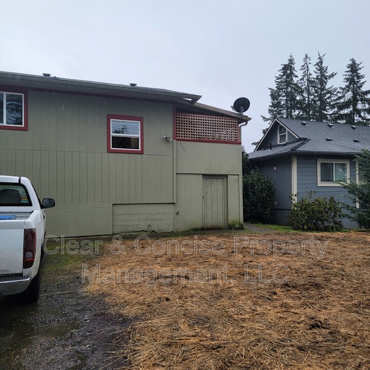 527 Landess Rd in Cottage Grove, OR - Building Photo