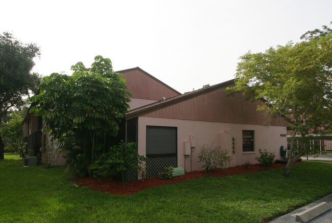 5733-5749 Summer Side Ln in Sarasota, FL - Foto de edificio - Building Photo