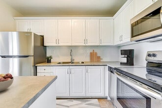 Seville East & West in Mississauga, ON - Building Photo - Building Photo