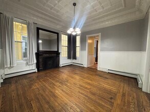 203 Main St, Unit 1 in Cohoes, NY - Foto de edificio - Building Photo