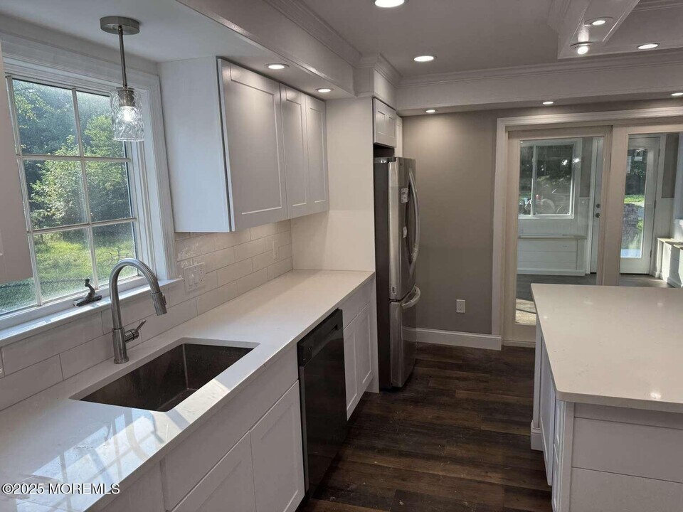 118 NJ-34 in Holmdel, NJ - Building Photo