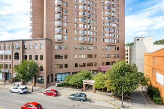 Irvine Park Towers in St. Paul, MN - Foto de edificio - Building Photo