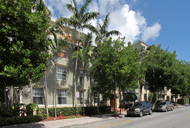 Regent Park At Young Circle in Hollywood, FL - Building Photo - Building Photo