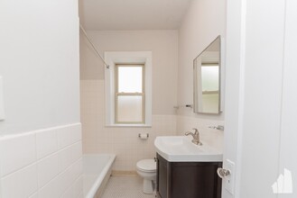 7440 N Artesian Ave, Unit Unit 2434-3 in Chicago, IL - Building Photo - Building Photo