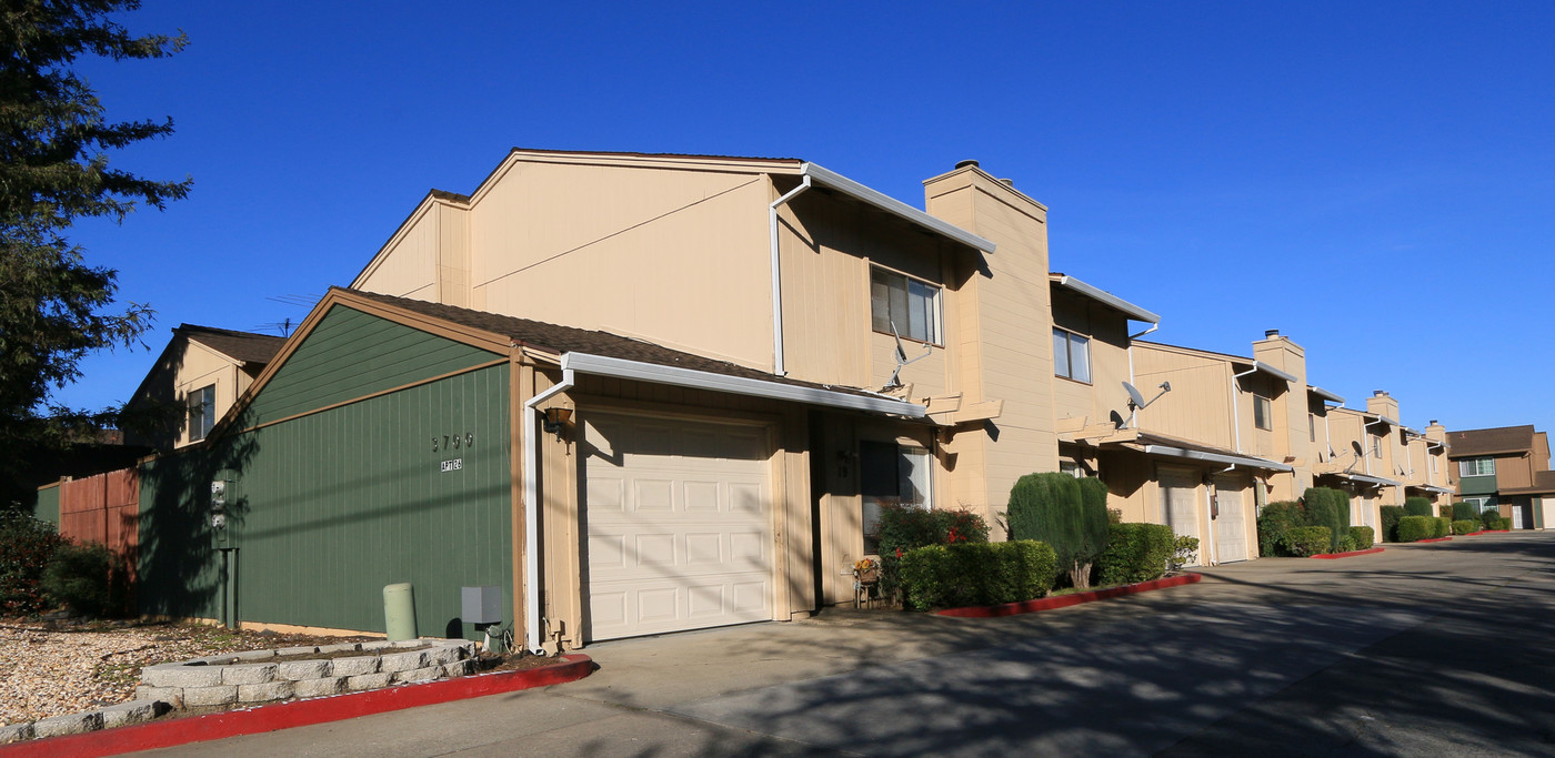 Watt Avenue Gardens Townhomes in Sacramento, CA - Foto de edificio