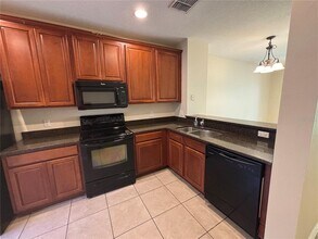 8515 Trail Wind Dr in Tampa, FL - Building Photo - Building Photo