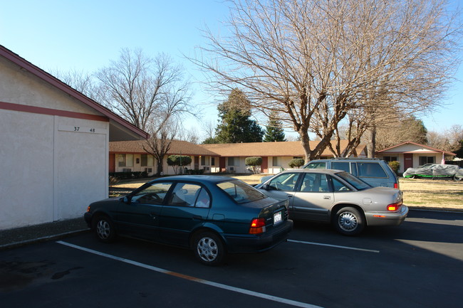 The Courtyards on Rio Lindo Senior Apartments in Chico, CA - Foto de edificio - Building Photo