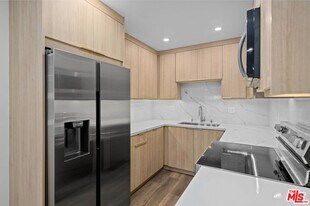 2449 Beachwood Dr in Los Angeles, CA - Building Photo