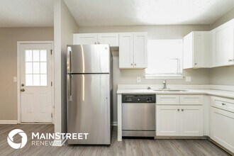 5591 Sapphire Spring in Stone Mountain, GA - Foto de edificio - Building Photo