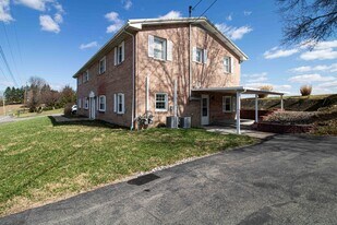 1205 Headley Ct, Unit 1 in Fairmont, WV - Building Photo