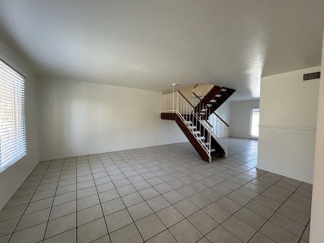 5744 N 44th Ave in Glendale, AZ - Foto de edificio - Building Photo