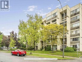 1300 Marlborough Ct in Oakville, ON - Building Photo