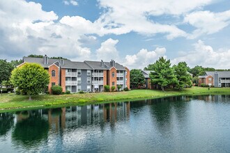 Lakeshore Apartments in Indianapolis, IN - Foto de edificio - Building Photo