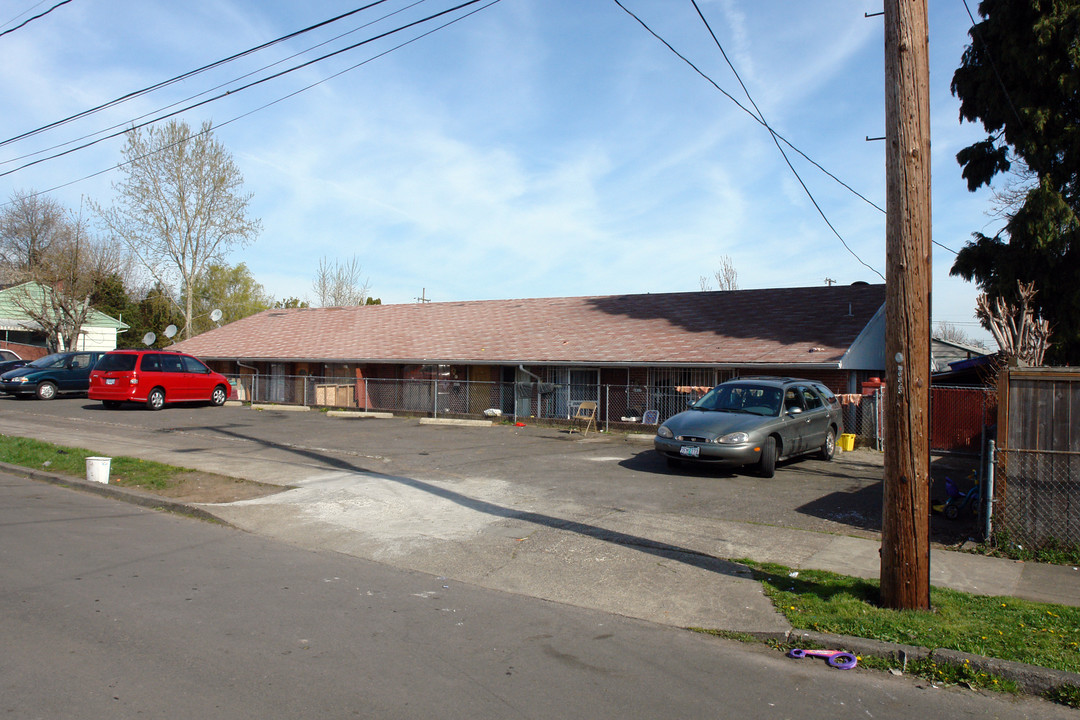 6827 N Rochester St in Portland, OR - Building Photo