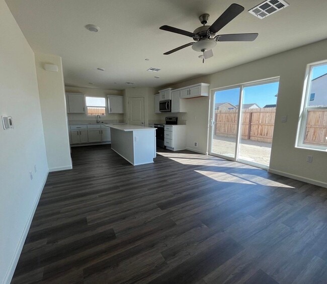 1983 Oaks Ct in Tulare, CA - Foto de edificio - Building Photo