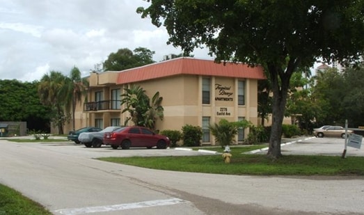 Tropical Breeze Apartments in Ft. Myers, FL - Foto de edificio - Building Photo