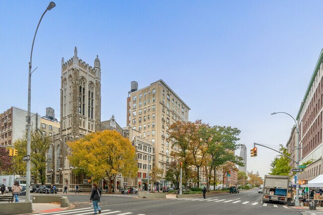 Luxor Apartments in New York, NY - Building Photo - Building Photo