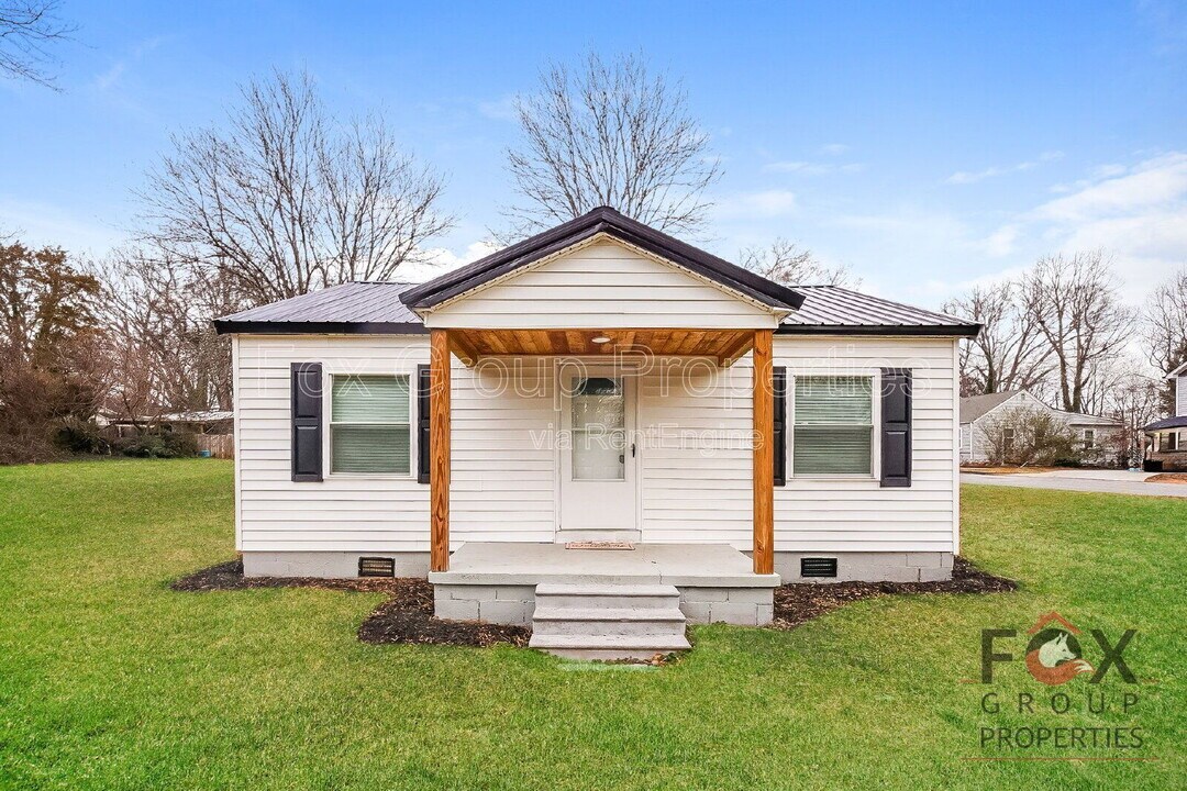 502 Hickory Ave in Statesville, NC - Building Photo