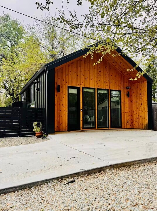 717 Loma St in Redding, CA - Building Photo