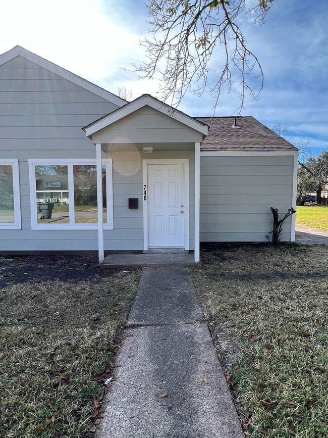 740 E Caston St in Beaumont, TX - Building Photo - Building Photo