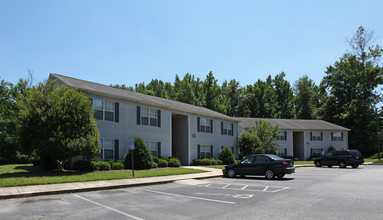 Cross Creek in Greensboro, NC - Foto de edificio - Building Photo