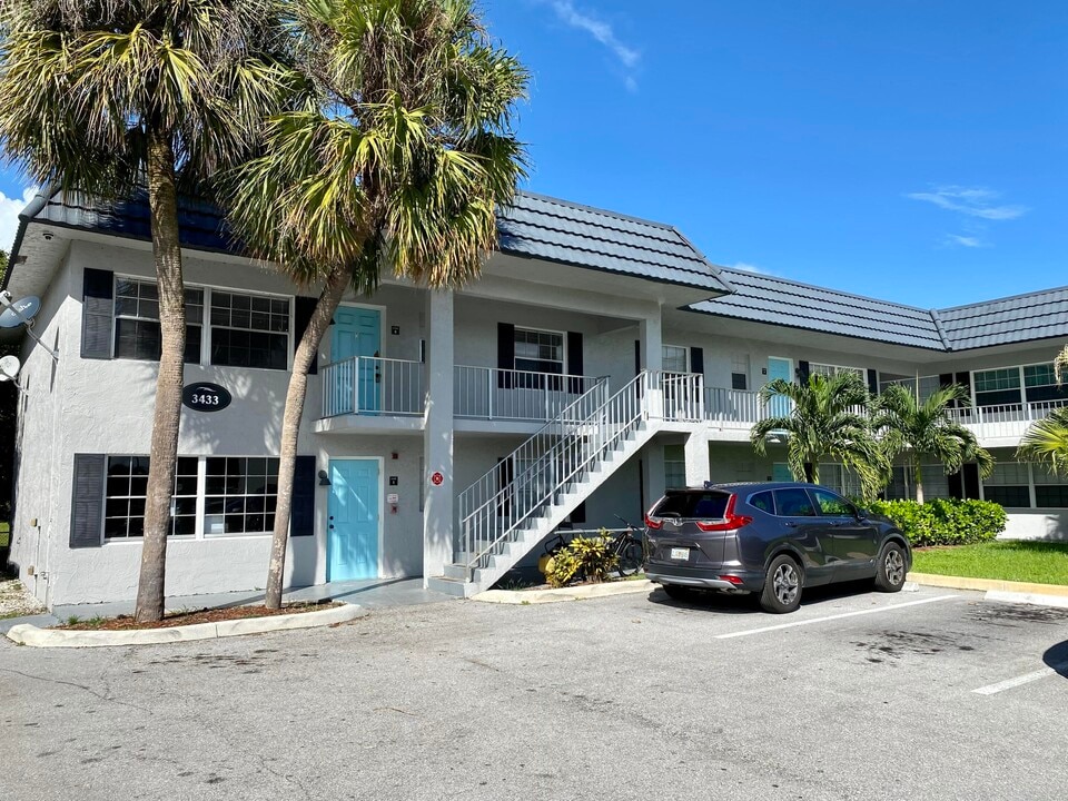 3433 Helena Dr in Lake Worth Beach, FL - Building Photo