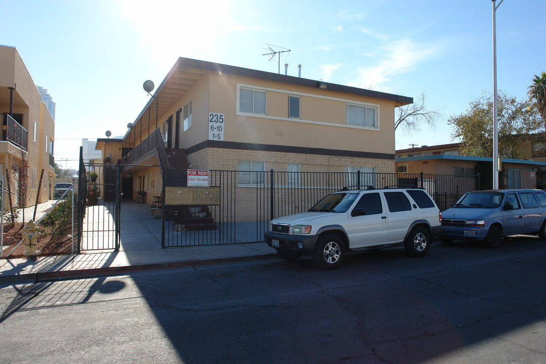 235 Philadelphia Ave in Las Vegas, NV - Building Photo