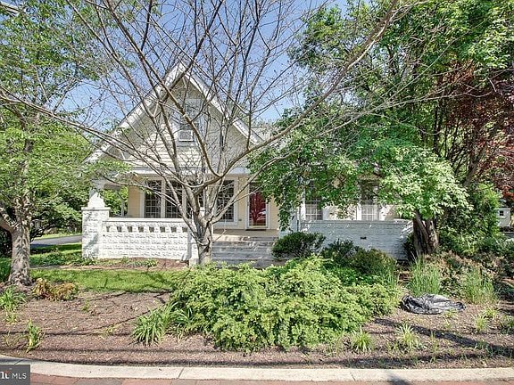 1542 Chain Bridge Rd in McLean, VA - Building Photo - Building Photo